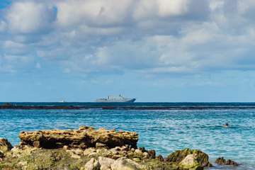 Cuatro países participan en ejercicios de desembarco frente a Las Canteras (Foto Antonio Rico)